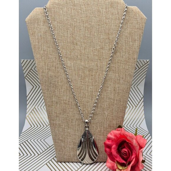 Sarah Coventry Vintage Silver Tone Open Works Teardrop Pendant Necklace - Picture 2 of 7